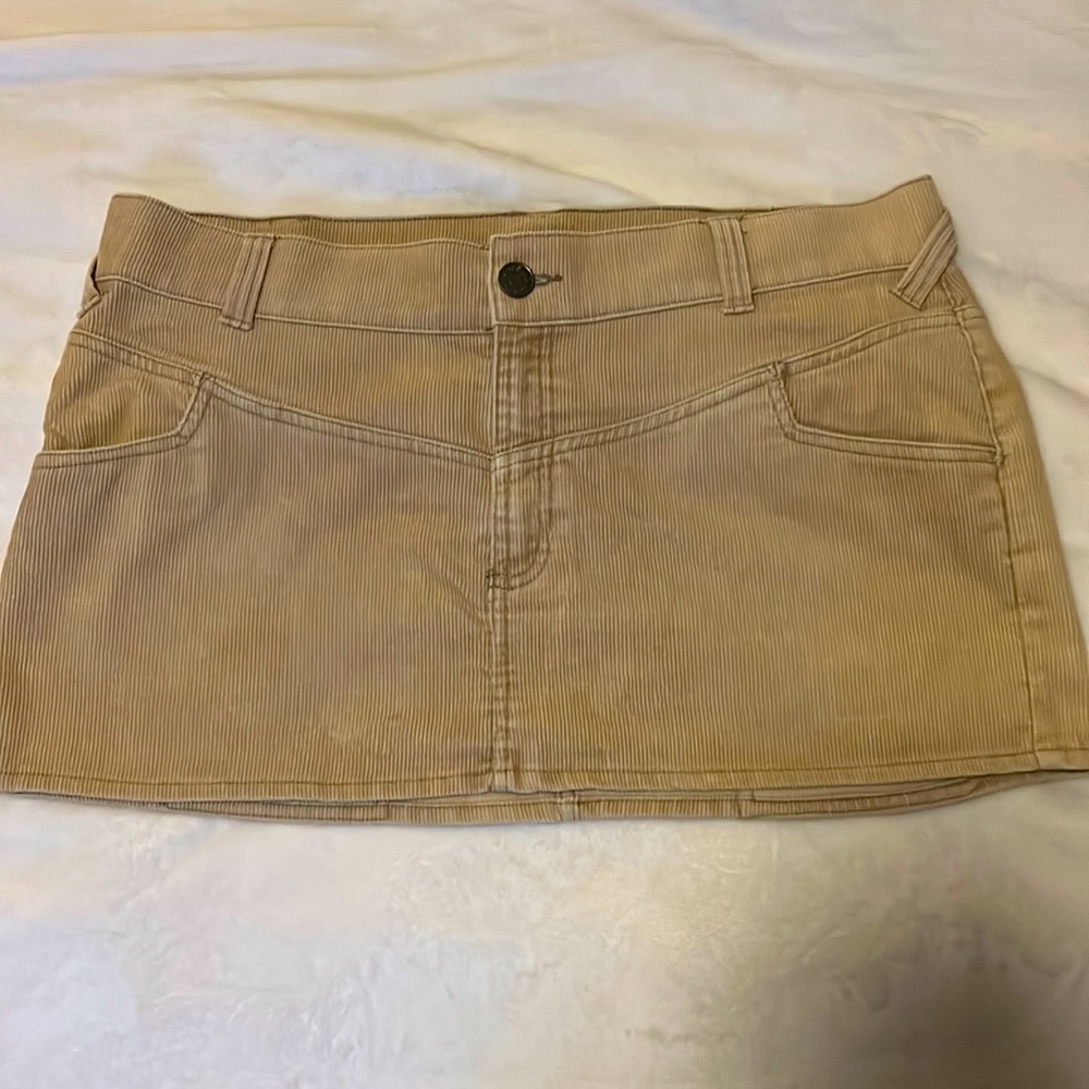 Tan mini Skirt • Size 15
Cute and ready to step out ♥️